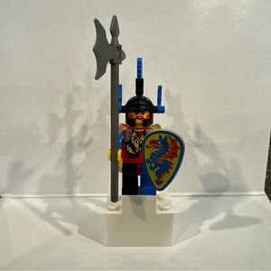 Blue Castle Dragon Knight Lego Minifigure w/Cape and Weapon